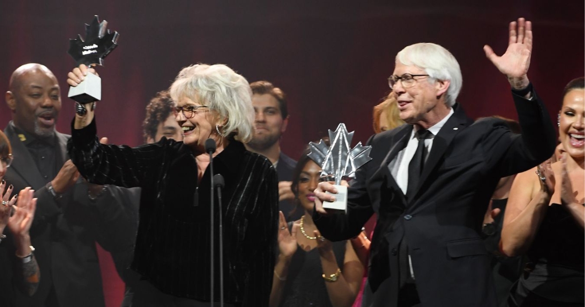 Linda Schuyler and Stephen Stohn hold up their Canada Walk of Fame awards